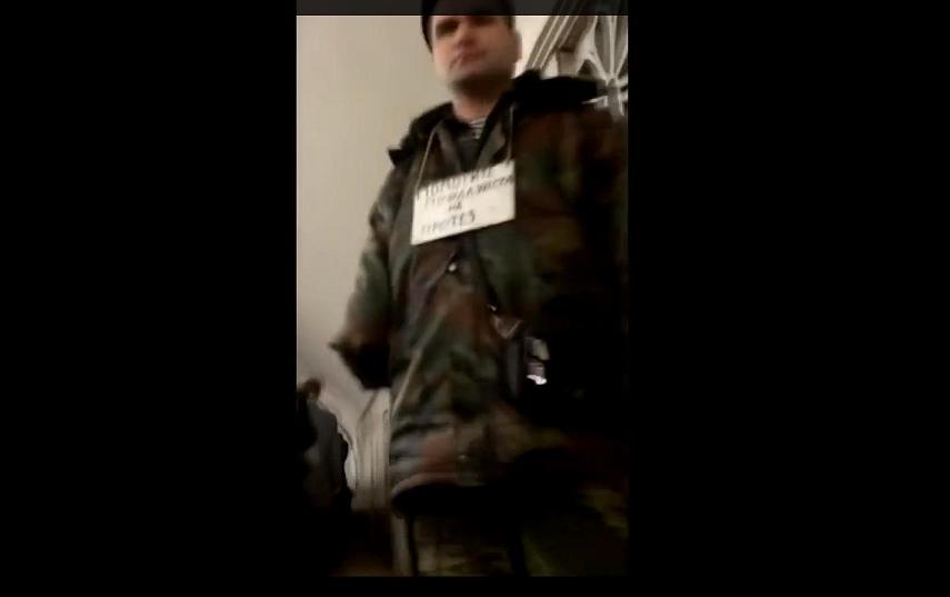 A one-armed Russian veteran of the Kremlin's invasion into Ukraine panhandling in a Moscow metro station. His sign says: "Help please on a prosthetic." (Image: Erich Hartmann on YouTube)