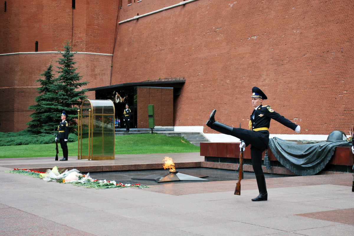 Russian soldier by the Tomb of Unknown Soldier in the Kremlin (Image: Flickr)