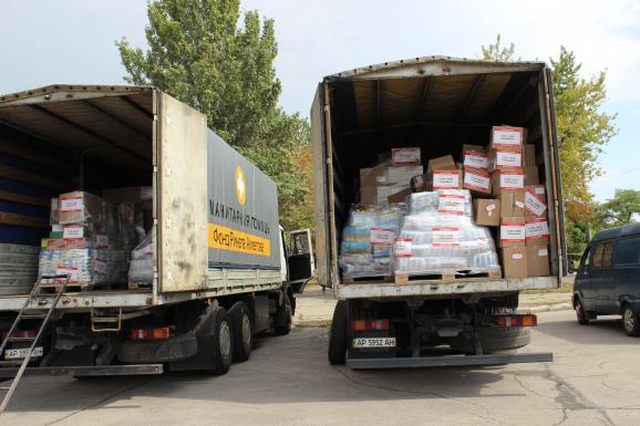 Trucks carrying humanitarian aid from Rinat Akhmetov. Photo: espreso.tv