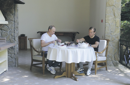 Putin and Medvedev having breakfast on TV in August 2015
