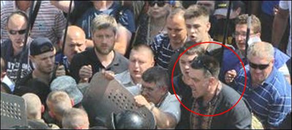 Oleh Tyahnybok, the leader of the nationalist "Svoboda" party, participating in the attack on Ukrainian National Guardsmen protecting the Verkhovna Rada on August 31, 2015 (Image: censor.net.ua)