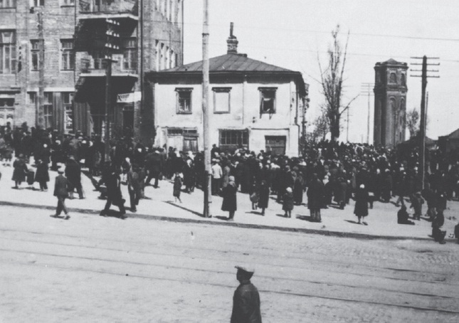 Crowds waiting for bread near a Soviet bread store in Kharkiv. The Holodomor in Ukraine (Image: fundholodomors.org.ua)