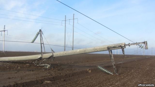 A high-power electrical transmission tower in Kherson oblast transporting energy to Crimea, damaged by an explosive blast. November 21, 2015. (Image: UkrEnergo)