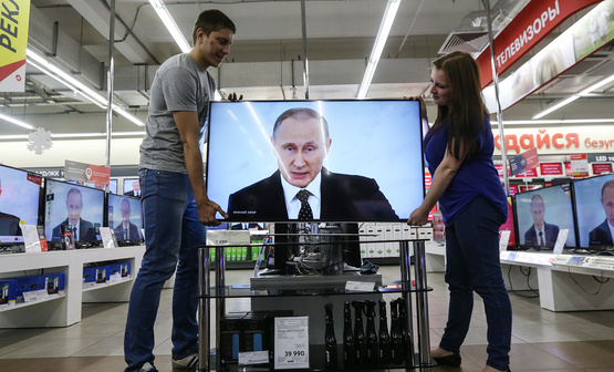 A broadcast of Putin's annual speech to the Russian parliament at a Moscow electronics store (Image: TASS)