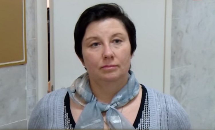 A Russian district court sentenced single mother Ekaterina Vologzheninova to 320 hours of labor for re-posting materials against Russian aggression in Ukraine. February 2016 (Image: ixtc.org)