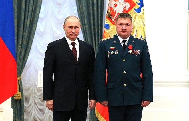 Photo: Russian Armed Forces Major General Valerii Hryhorovych Asapov (Russian: Валерий Григорьевич Асапов), being still in the rank of a Colonel of AF RF, receives blessing from the Kremlin’s host Vladimir Putin to conduct military aggression in Ukraine. Source: gur.mil.gov.ua