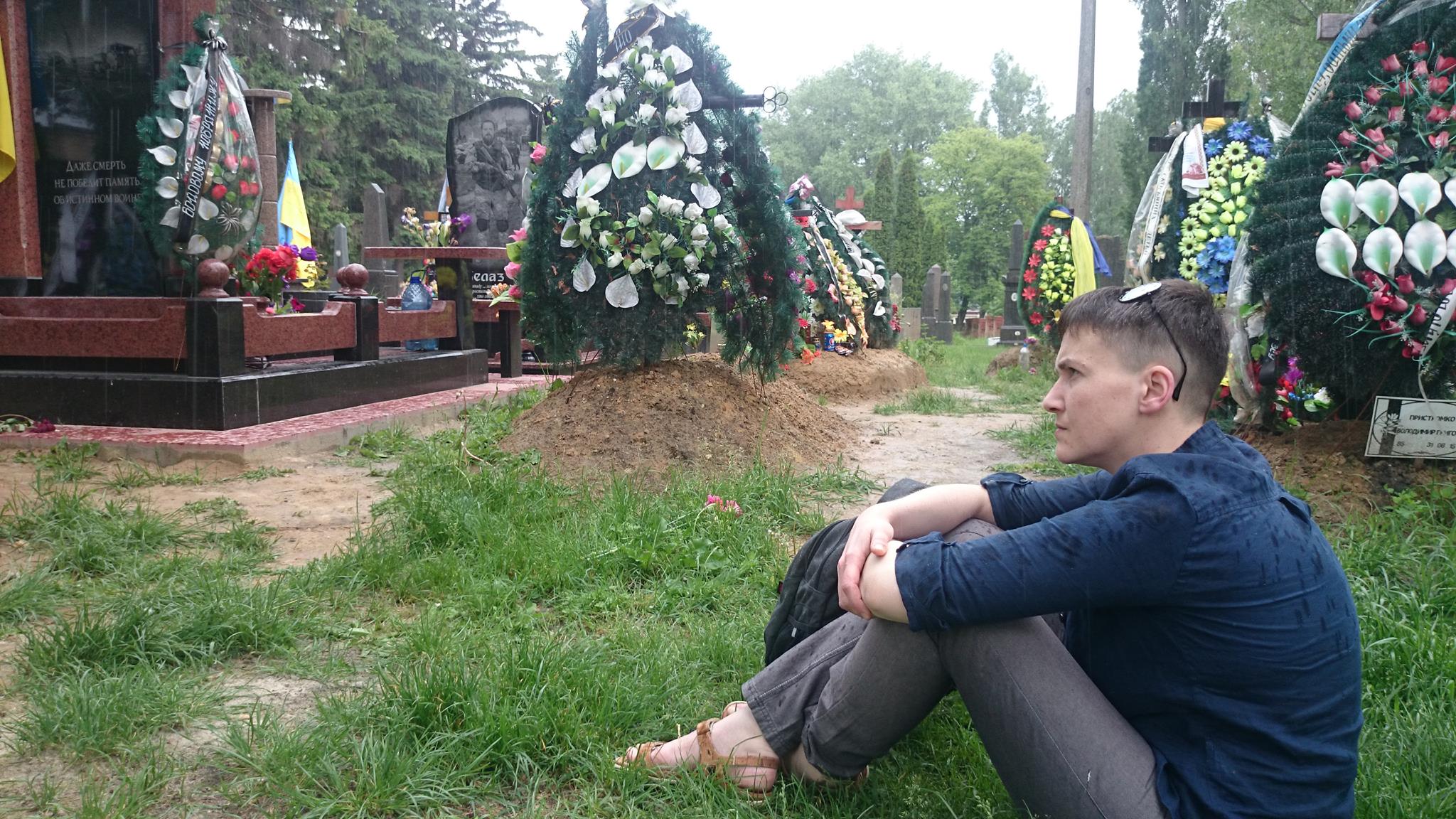 On her 3rd day of freedom, Nadiya Savchenko visiting her fallen friends at a Kyiv cemetery, May 28, 2016 (Image: Vira Savchenko's FB post)