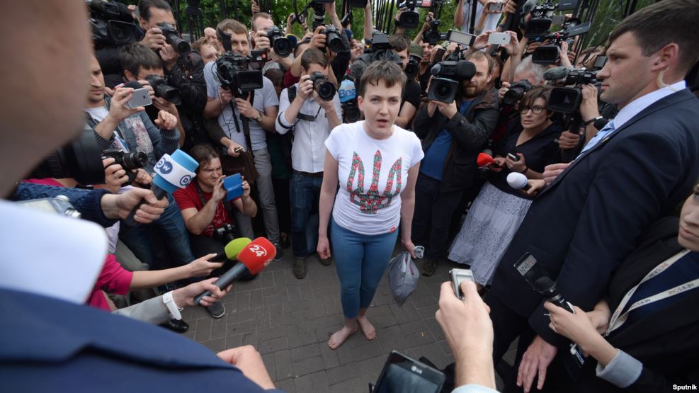 Savchenko barefoot, talks to journalists upon arriving to Kyiv. Photo: radiosvoboda