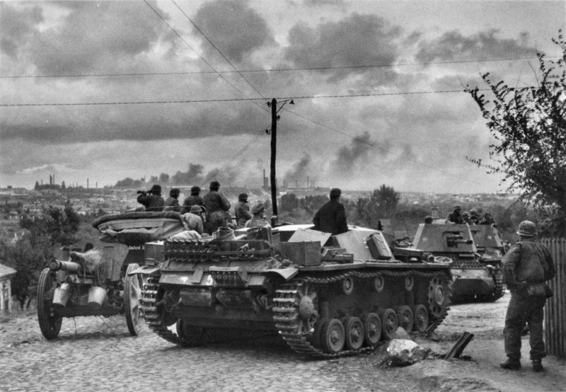 German SS troops near Mariupol, Ukraine in October 1941 (StuG.III Ausf.B stormgun, left - 105mm leFH18 howitzer, far right - Panzerjäger I). (Image: Paul Augustin)