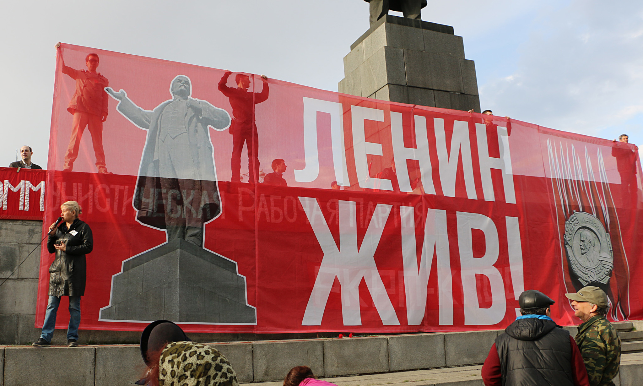 "Lenin Lives!" sign at a demonstration of the left in Yekaterinburg, Russia next to the city's main Lenin statue. 22 April 2016 года (Image: social media)