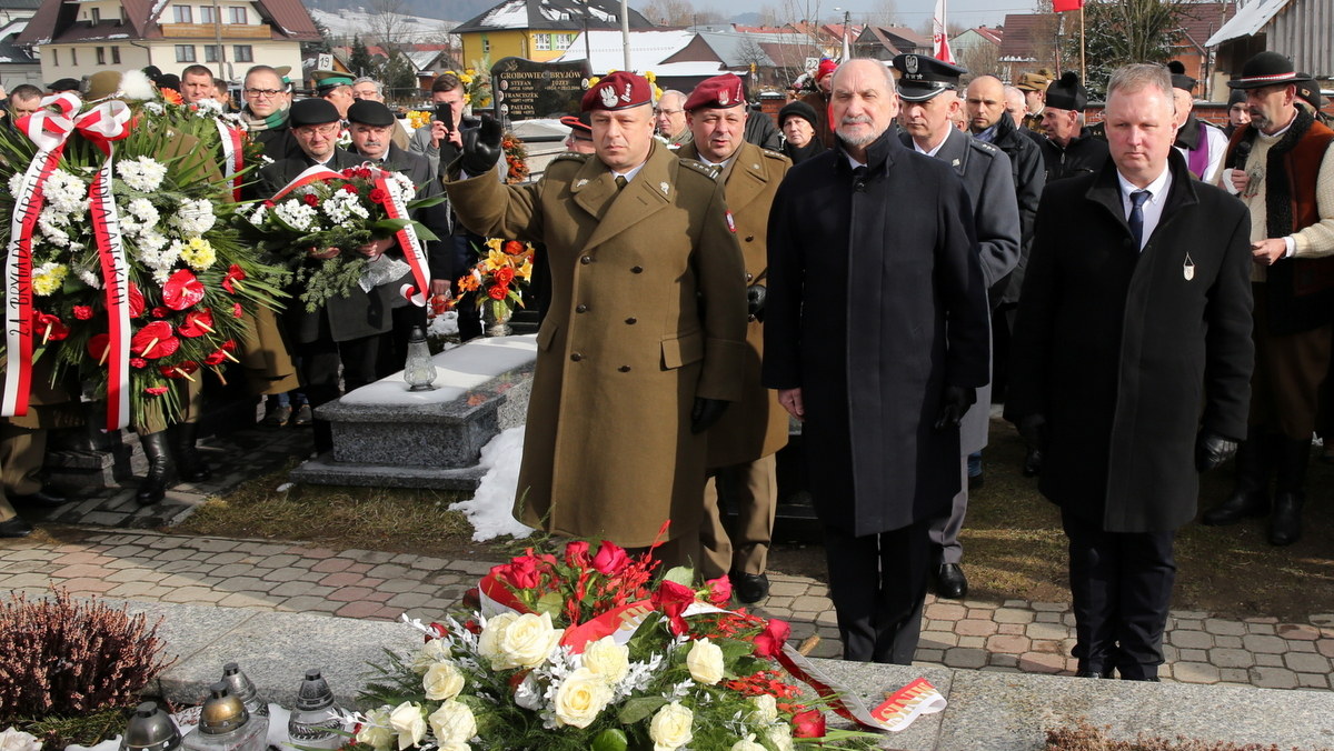 Antoni Macierewicz, Poland's Defense Minister, takes part in the ceremony honoring Jozef Kuras on 20 February 2016. Photo: PAP/Grzegorz Momot