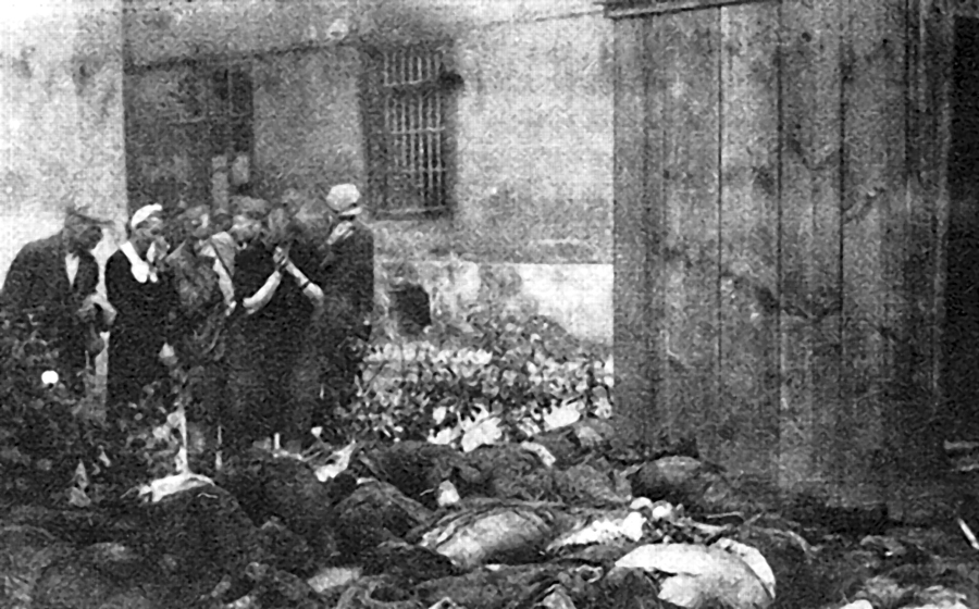 The corpses of victims of Soviet NKVD murdered in last days of June 1941, just after outbreak of German-Soviet War (NKVD prisoner massacres) and escape of Red Army and NKVD troops from the cities. Here: Citizens of Lviv are looking for their friends and relatives, previously arrested by NKVD and kept in prison. (Image: Wikimedia via Jerzy Węgierski "Lviv under Soviet occupation," Warszawa 1991, ISBN 83-85195-15-7)