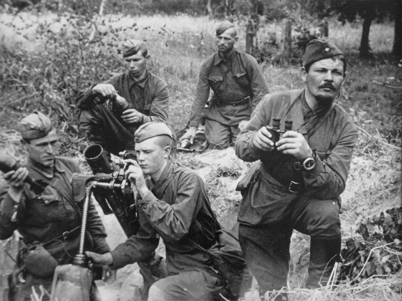 A Soviet 82mm BM-37 mortar squad in August 1941. (Image: rgakfd.altsoft.spb.ru)