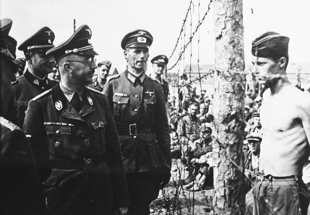 Heinrich Himmler (left, in glasses), head of the Gestapo and the Waffen-SS, inspects a prisoner-of-war camp in this from 1940-41 in Russia. (Image: US National Archives)