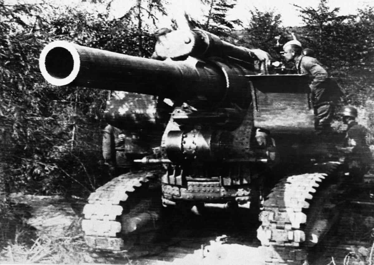 A huge Soviet gun on tracks, likely a 203 mm howitzer M1931, is manned by its crew in a well-concealed position on the Russian front on September 15, 1941. (Image: AP)