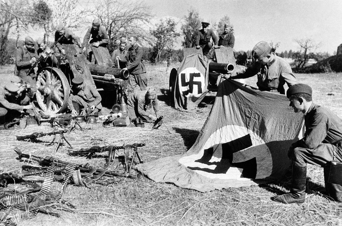 Red Army soldiers examine war trophies captured in battles with invading Germans on September 19, 1941. (Image: AP)