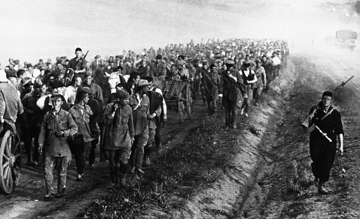 An column of Soviet prisoners of war taken during recent fighting in Ukraine, on their way to a Nazi prison camp on September 3, 1941. (Image: AP)