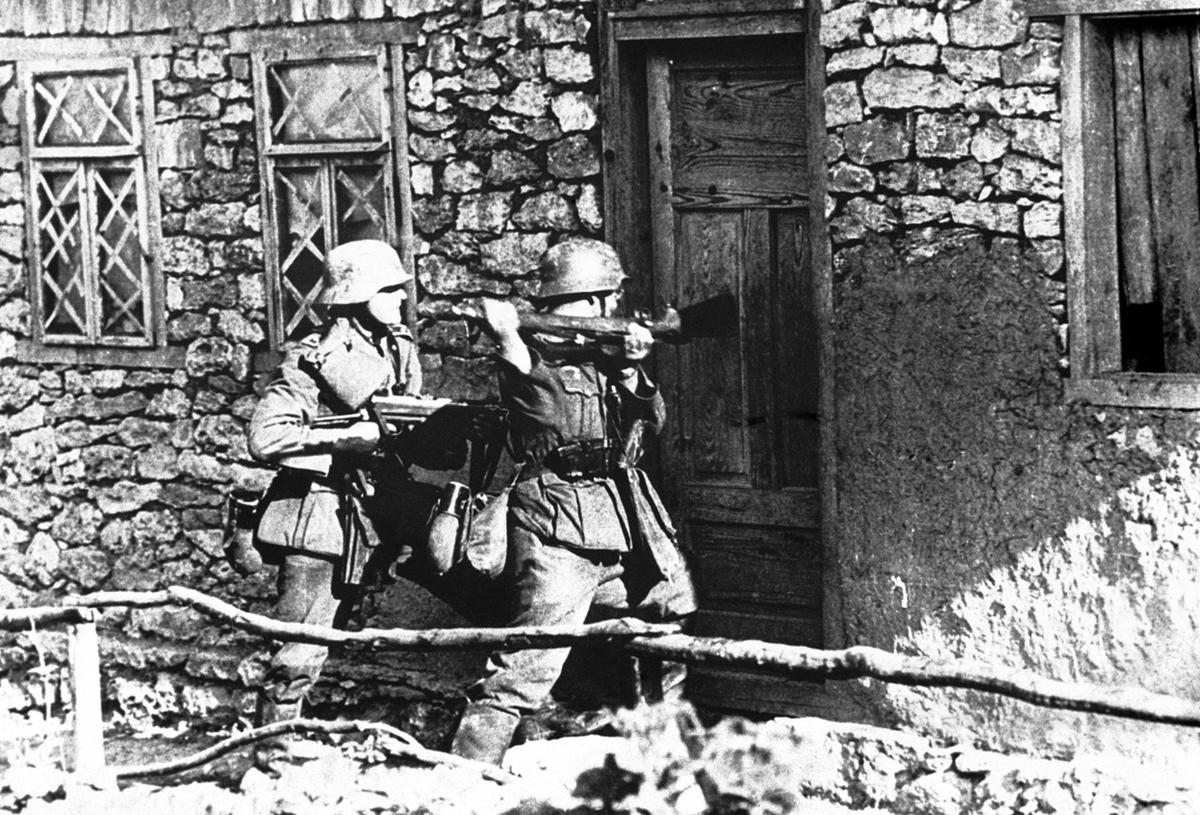 German infantrymen force their way into a snipers hide-out, where Soviets had been firing upon advancing German troops, on September 1, 1941. (Image: AP)