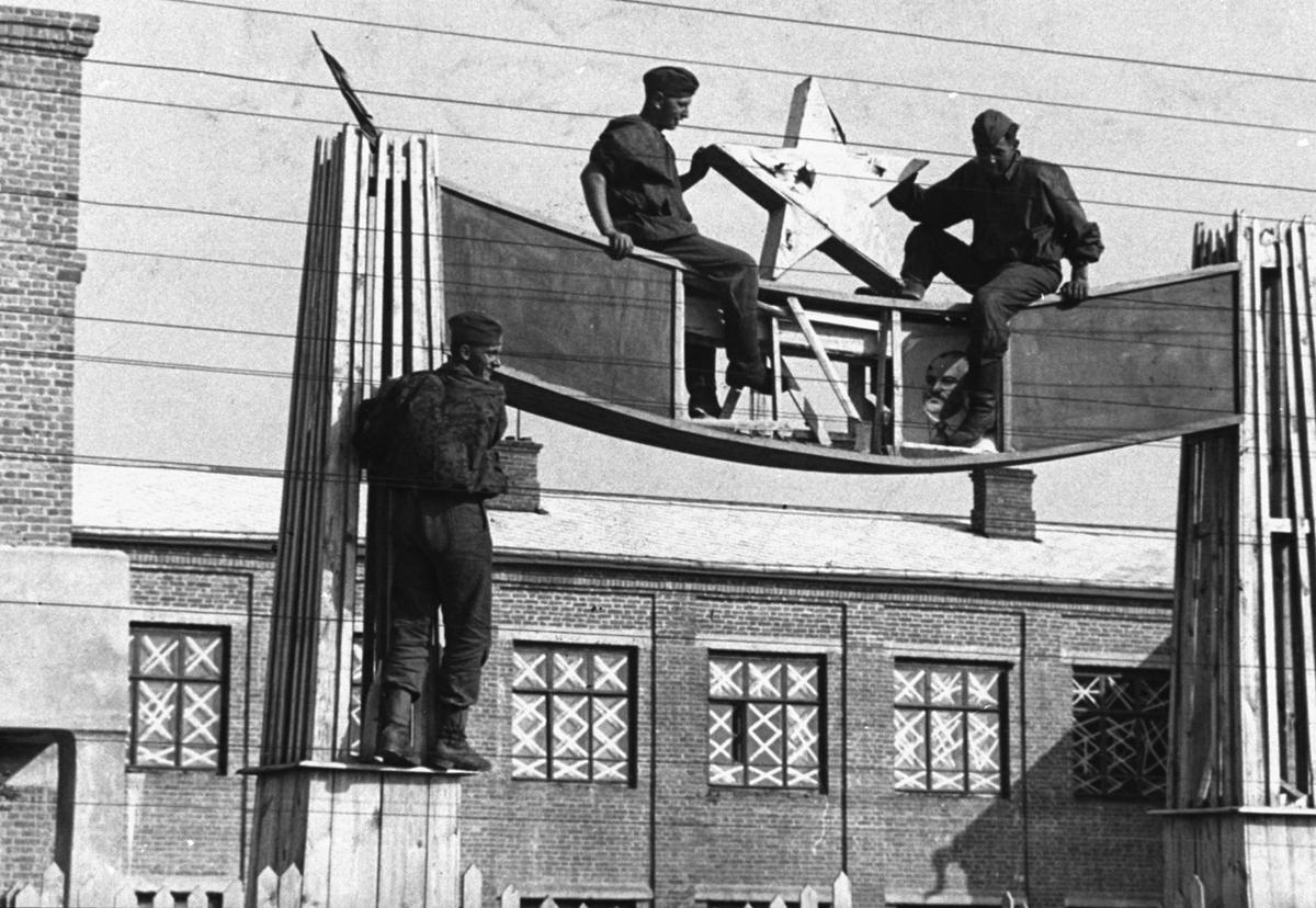 German soldiers remove Communist emblems during their drive to conquer the USSR on July 18, 1941. (Image: AP)