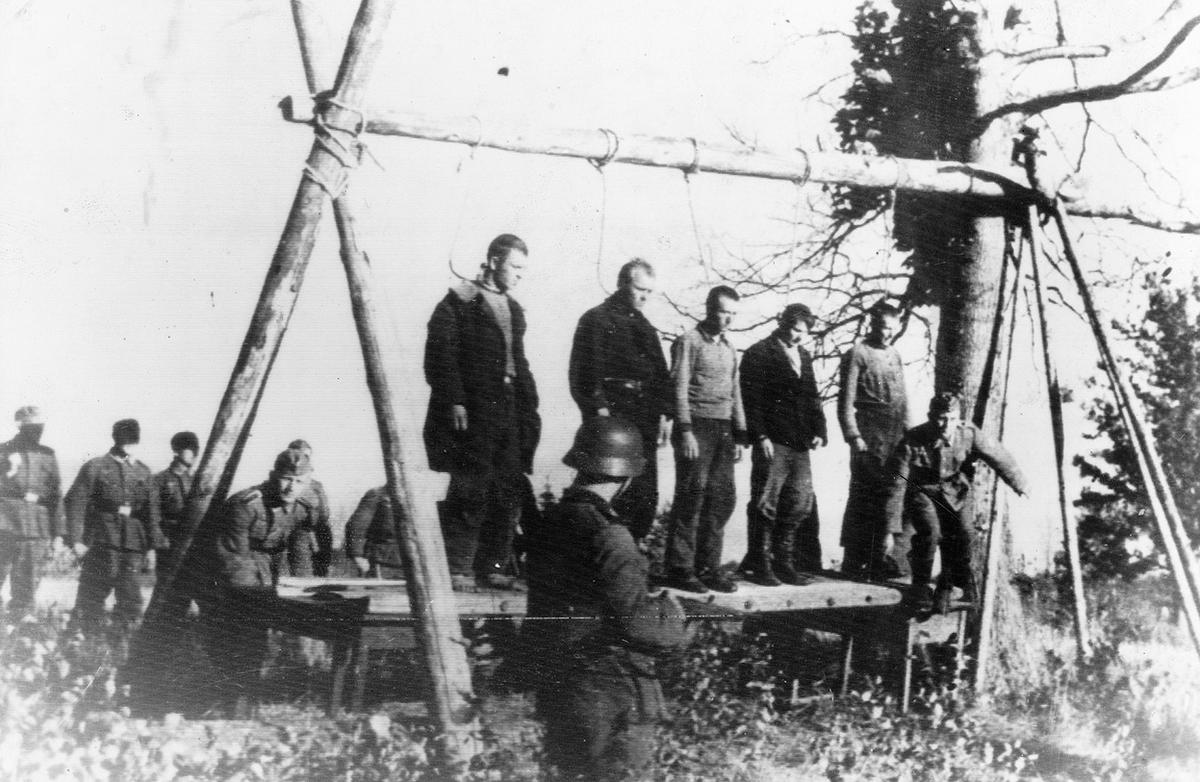 Five Soviet guerrillas on a platform, with nooses around their necks, about to be hanged by German soldiers, near the town of Velizh in the Smolensk region, in September of 1941. (Image: LOC)