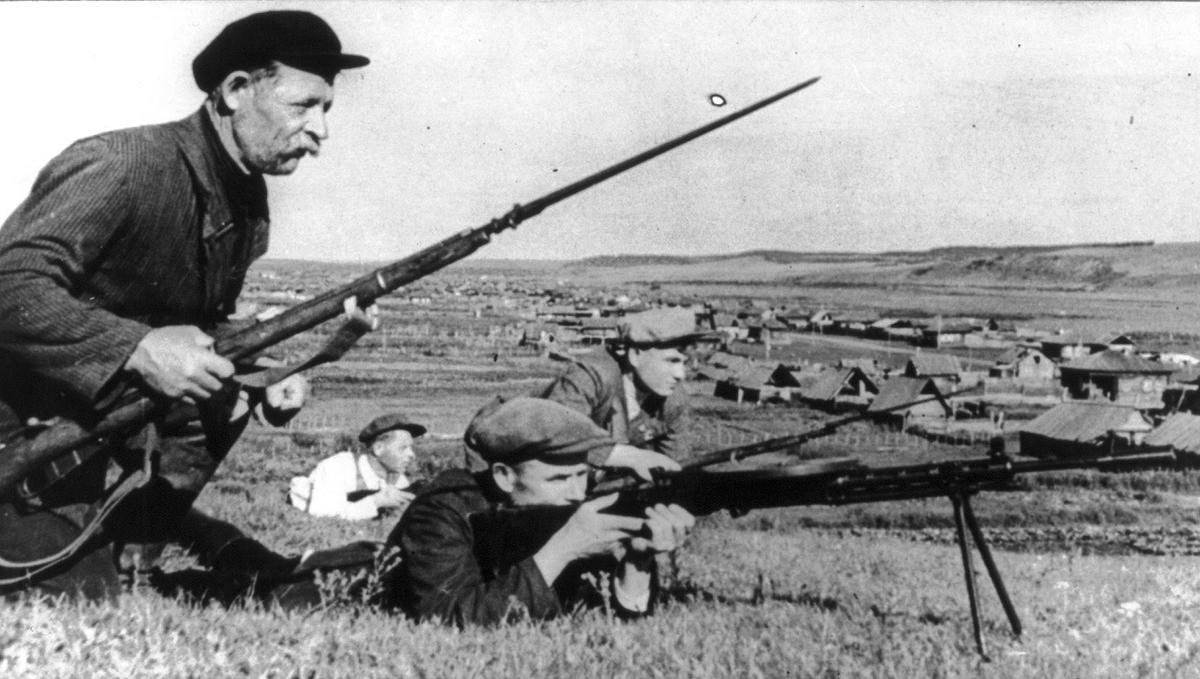 Rapidly advancing German forces encountered serious Soviet guerrilla resistance behind their front lines. Here, four guerrillas with fixed bayonets and a small machine gun are seen in action, near a small village. (Image: LOC)