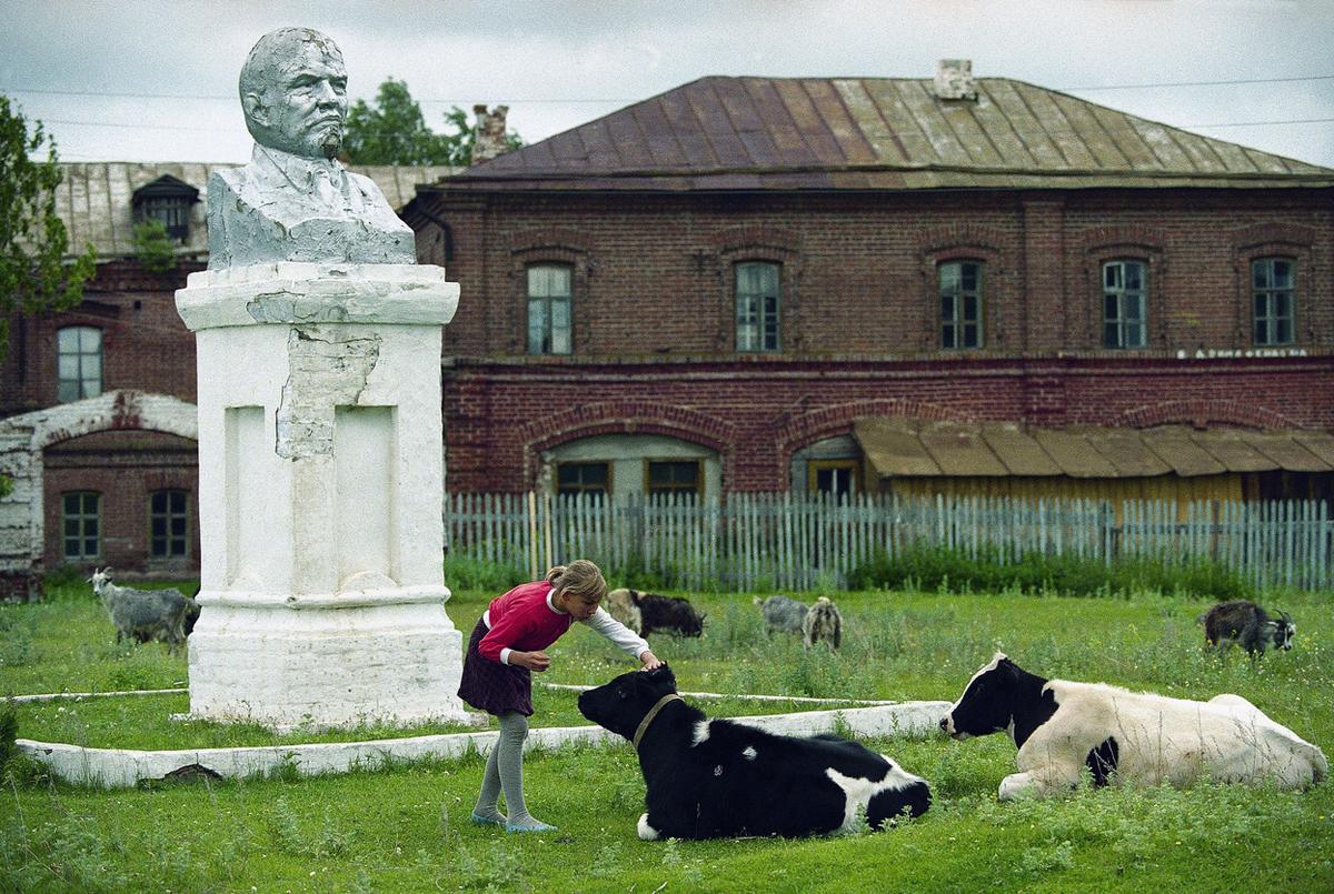 A crumbling bust of Lenin in Sviyazhsk, some 750 km (400 miles) east of Moscow, on July 4, 1994. (Image: AP/Tanya Makeyeva)