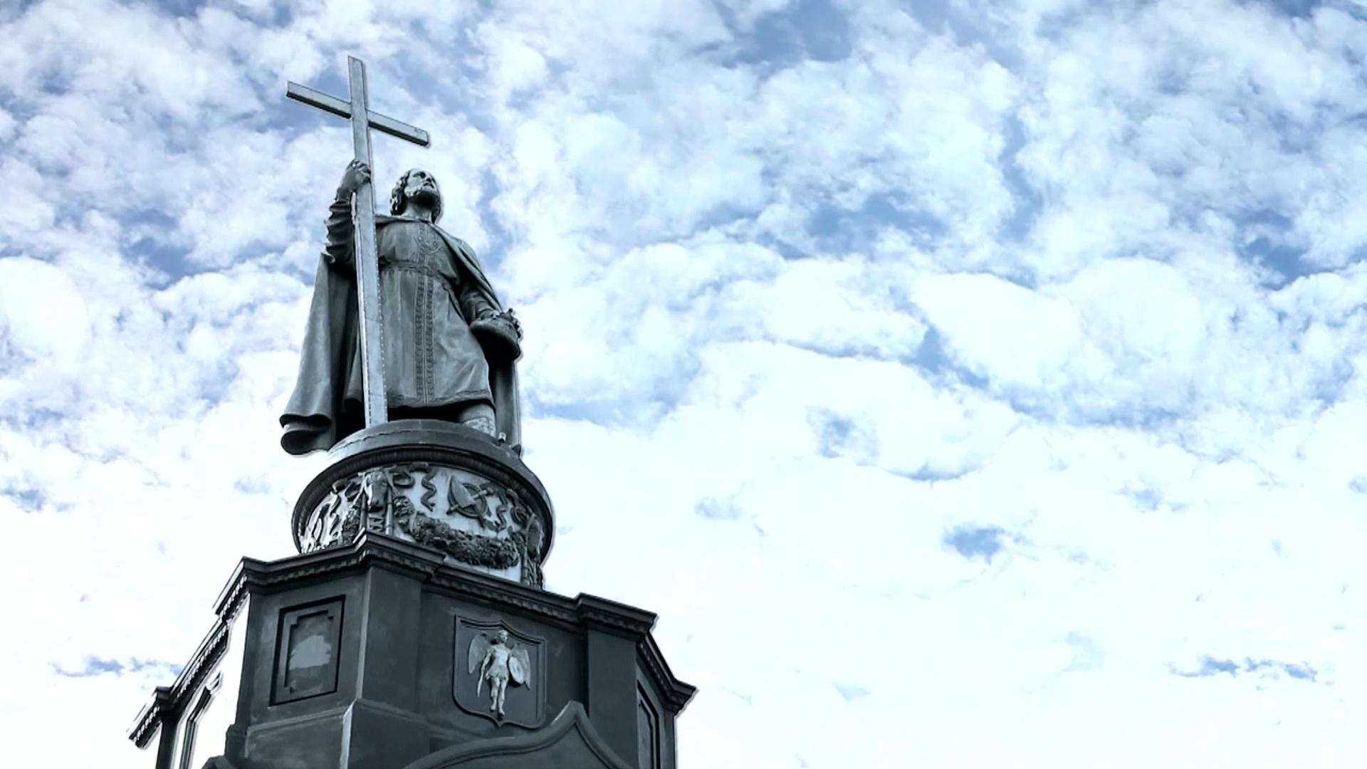 A monument to Volodymyr The Great, the king of Kyivan Rus from 980 to 1015 who baptized it in 988 and became a Christian saint, stands above the Dnieper River in Kyiv. (Photo: social media)