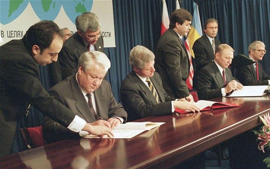 Boris Yeltsin (Russia), Bill Clinton (USA), Leonid Kuchma (Ukraine), John Major (UK) sign the Budapest Memorandum with security assurances against threats or use of force against the territorial integrity or political independence of Ukraine, Belarus and Kazakhstan. (Image: AP)