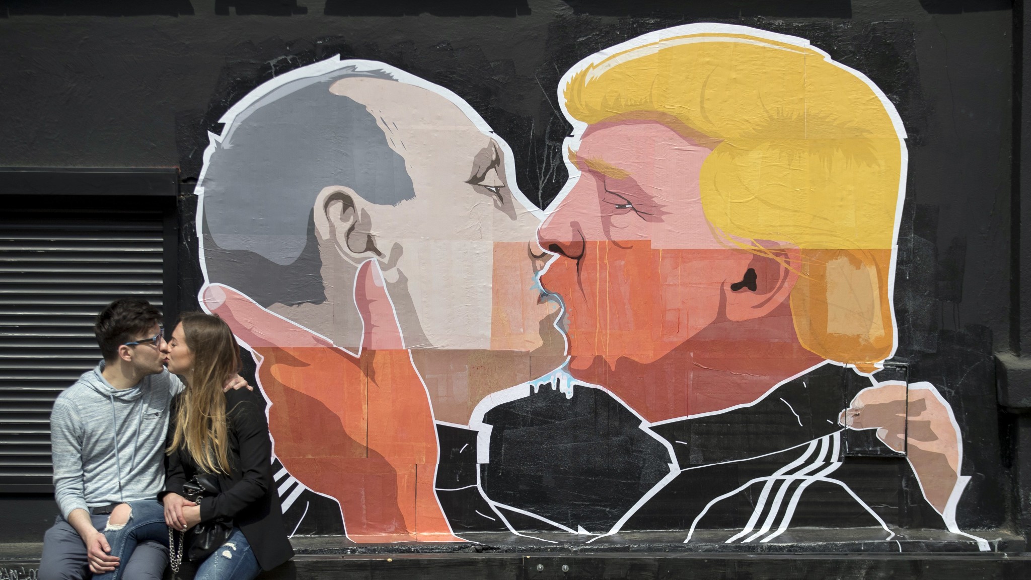 A mural of Donald Trump kissing Vladimir Putin by artist Mindaugas Bonanu in Vilnius, Lithuania (Image: quartz.com)