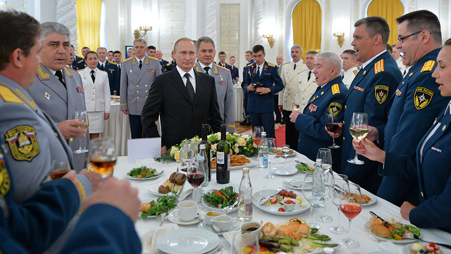 Putin hosting top graduates of Russian military academies at the Kremlin. 28 June, 2016. (Image: RIAN)