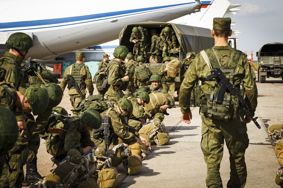 Russian paratroopers (the VDV) arriving to board a military transport plane. Image: stat.mil.ru