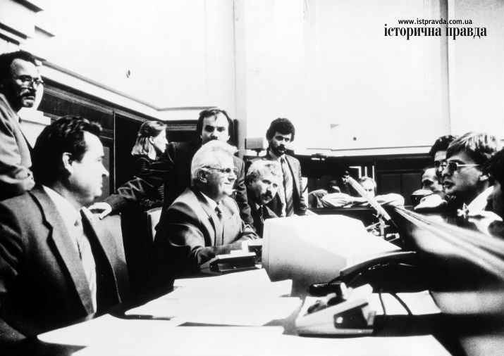 Verkhovna Rada's chairman Leonid Kravchuk (center) with his deputies at the session to declare the independence of Ukraine on August 24, 1991 (Image: State archives)