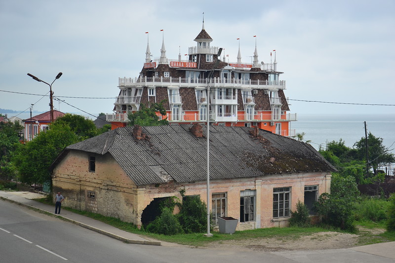 Abkhazia: Mansions of local elite stand next to deteriorating properties of common people (Image: Aleksandr Valov, blogsochi.ru)