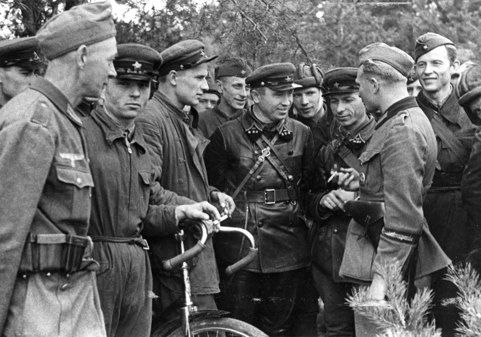 German soldier talking to commanders of the Red Army's 29th Tank Brigade near Dobuczin (now Pruzhany, Belarus), Sept. 20, 1939 (Max Ehlert, bundesarchiv.de)