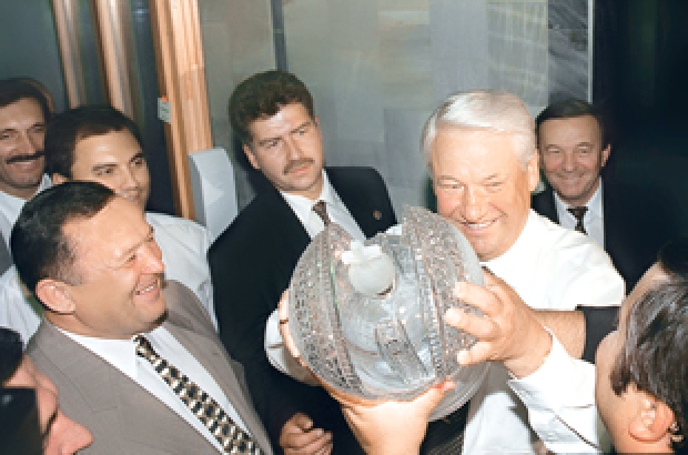 Russian President Boris Yeltsin (R) enthusiastically accepts an imperial crown made of crystal and given to him as a gift by the workers of Karat-Plus furniture making company in Saratov, Russia. August 26, 1997. (Image: Alexandr Chumichev/TASS)