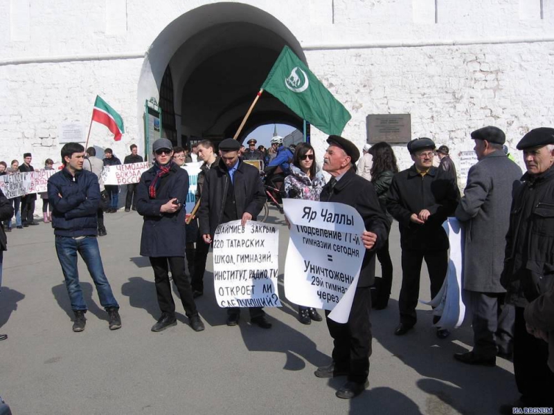 Kazan Tatars protest against the state-imposed policies of Russification. Tatarstan, Russian Federation, circa 2013. (Image: social media)