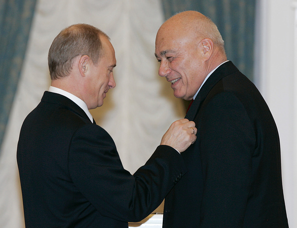 Putin presents the Order for Service to the Fatherland, 4th Class, to one of his top propagandists, host of political talk show Vladimir Posner [also spelled Pozner] at a ceremony in the Kremlin. (Image: ITAR-TASS)