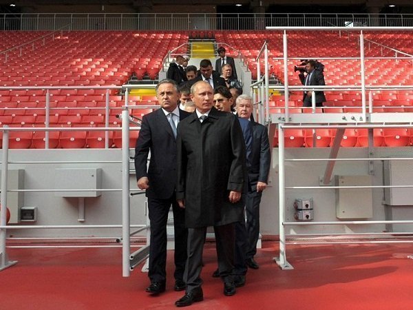 Putin inspecting stadium construction for the 2018 World Cup (Image: kremlin.ru)