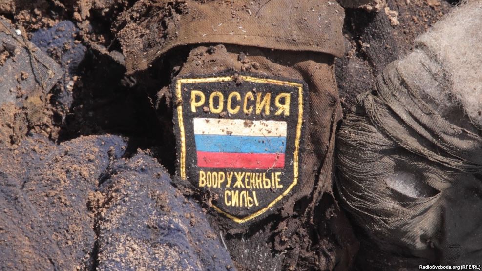 His former commanders left this Russian soldier's corpse in the Ukrainian soil near Luhansk, at a site of the Russo-Ukrainian war in the Donbas, Ukraine (Image: RadioSvoboda.org)