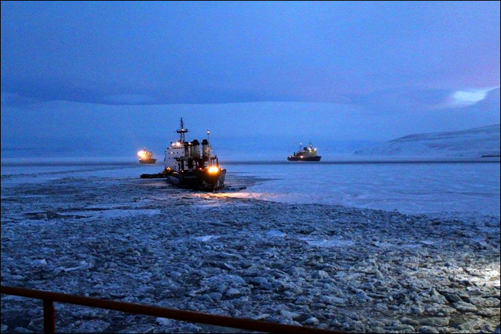 Russian icebreakers stuck in the ice of the East Siberian Sea. January 2017. (Image: Alexander Samsonychev / The Siberian Times)