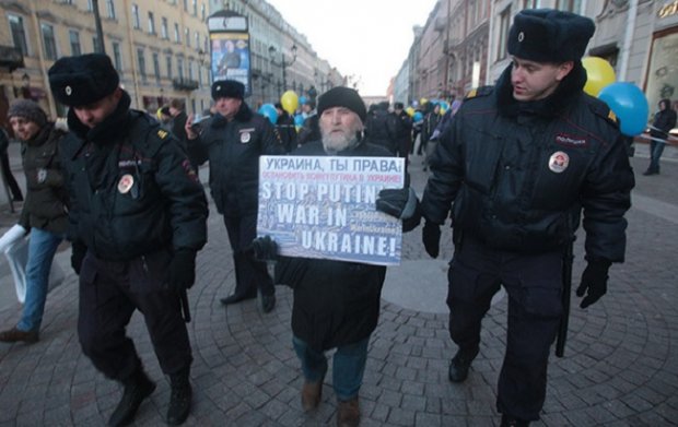 Protester detained in St.Petersburb. Photo: fontanka.ru/2017/01/21/061/