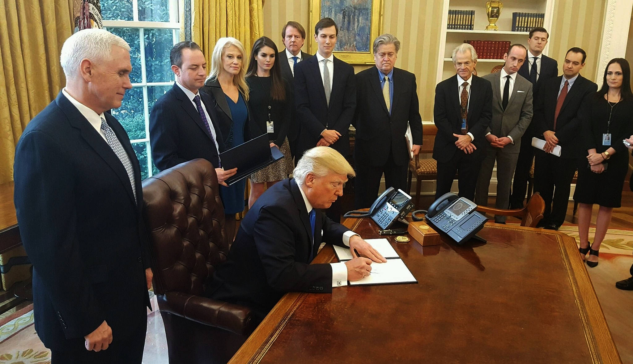 Donald Trump signs orders to green-light the Keystone XL and Dakota Access pipelines. Steve Bannon in center wearing blue shirt. (Image: Office of the President of the United States via Wikimedia Commons)