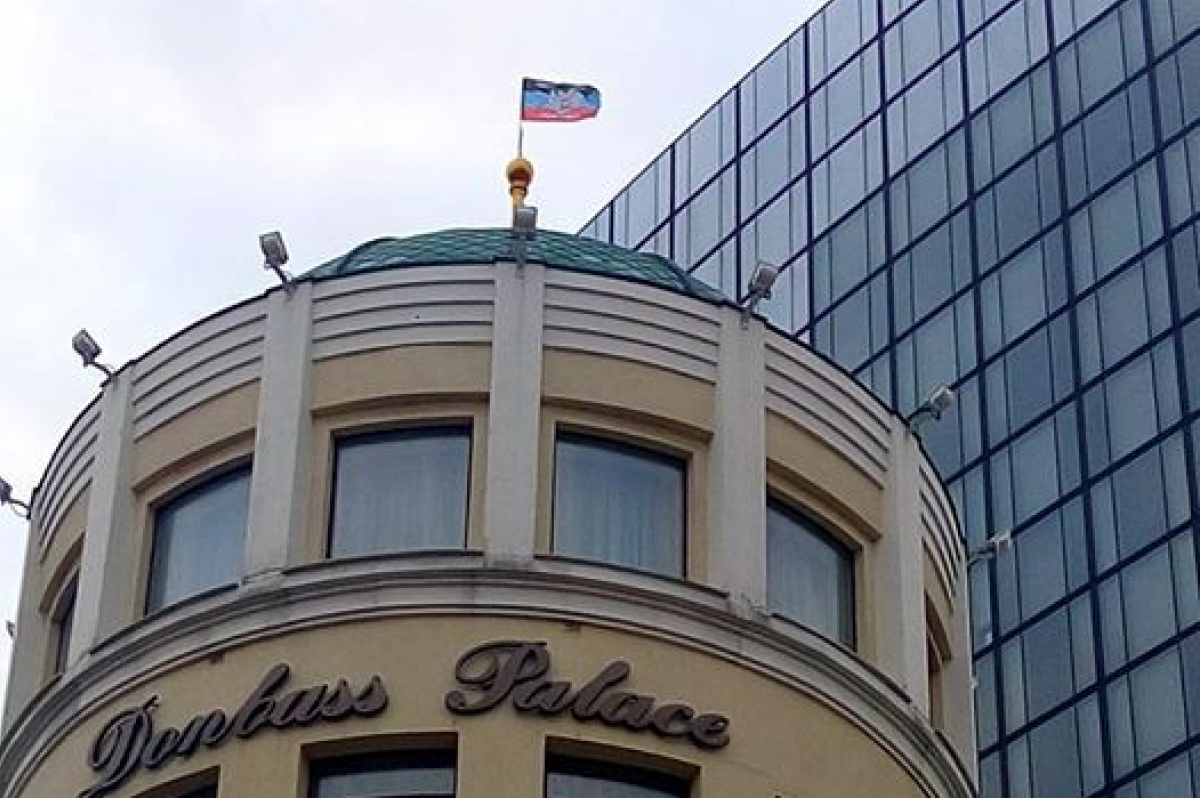 A "DNR" flag raised over the Donbas Palace hotel in Donetsk. Credit: novosti.dn.ua