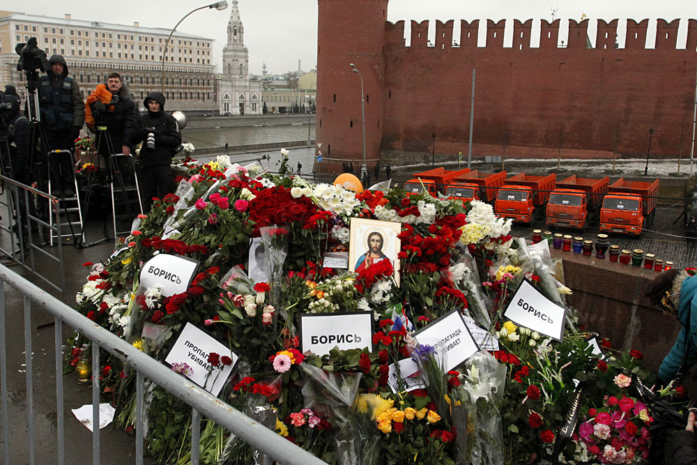 The site of Putin's critic and opposition leader Boris Nemtsov's murder located near the Kremlin on the day of march in his memory. March 1, 2015 (Image: kykyruzo.ru)