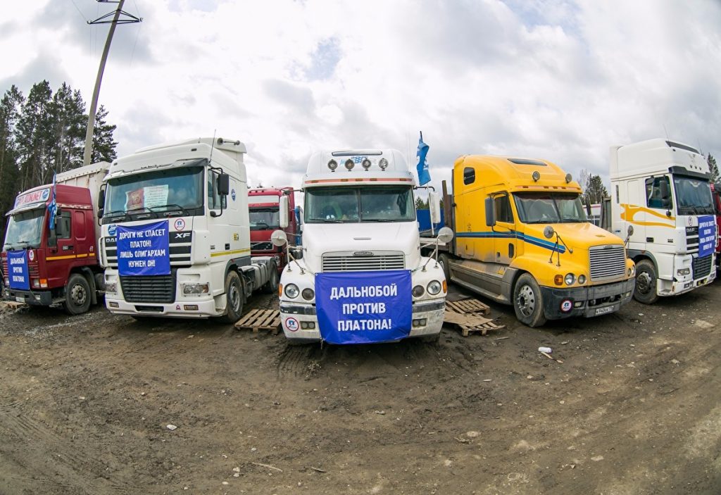Russian long-haul truckers on strike (Image: znak.com)