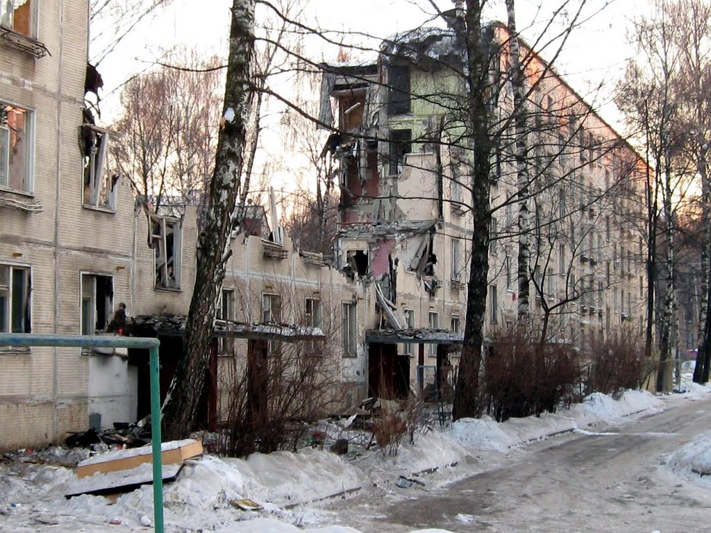 The demolition of a khrushchoby building (Image: Vas_Nick via Panoramio)