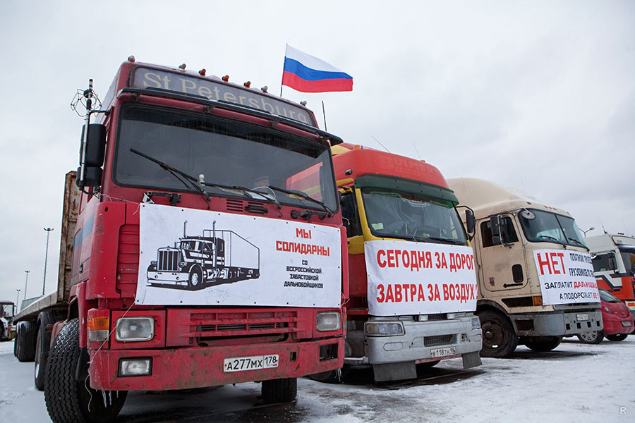 Long-distance truckers on strike in St. Petersburg, Russia (Image: therussiantimes.com)