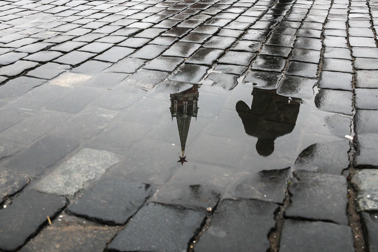 The Kremlin in a puddle, Moscow, Russia (Image: D. Abramov / vedomosti.ru)