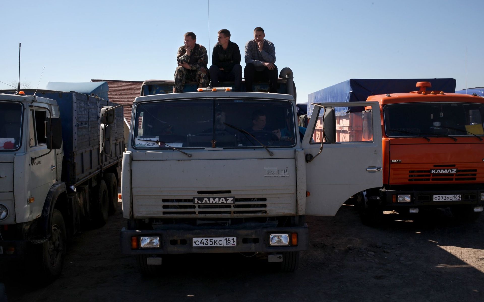A few of the long-haul truckers on strike in Russia (Image: Anna Artemyeva / novayagazeta.ru)