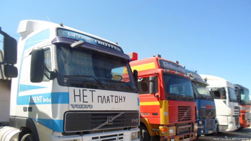 Russia's striking long-haul truckers (Image: rferl.org)